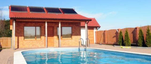L'eau de la piscine peut être chauffée par des panneaux solaires.
