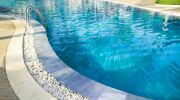 La piscine aspect pierre : une piscine à l'apparence authentique et chaleureuse