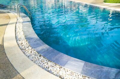 La piscine aspect pierre : une piscine à l'apparence authentique et chaleureuse
