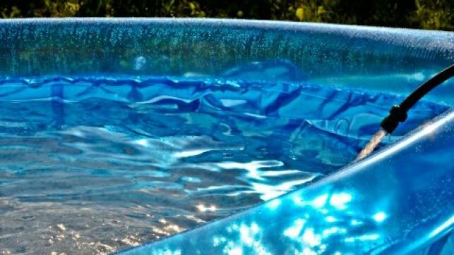 Une piscine autoportante est une piscine qui se soutient toute seule grâce à l'eau.