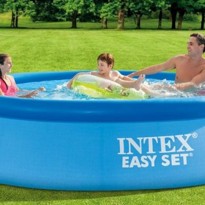La piscine Intex “Easy Set“ apportera une touche de fraicheur à votre jardin. © INTEX