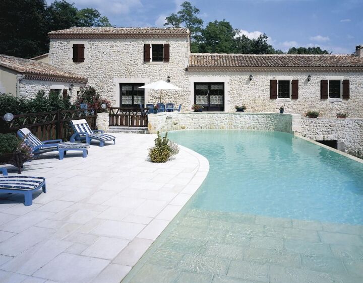 Piscine forme libre avec plage immergée en pierre Carré ...
