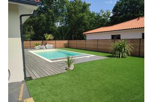 Piscine avec volet immergé sous caillebotis en bois