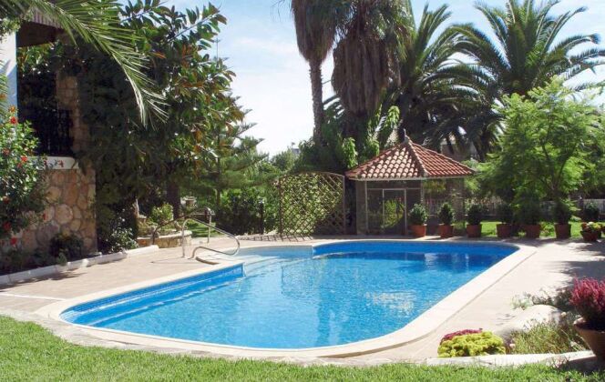 Piscine “Barbara“ Waterair, avec palmiers et végétation © Waterair