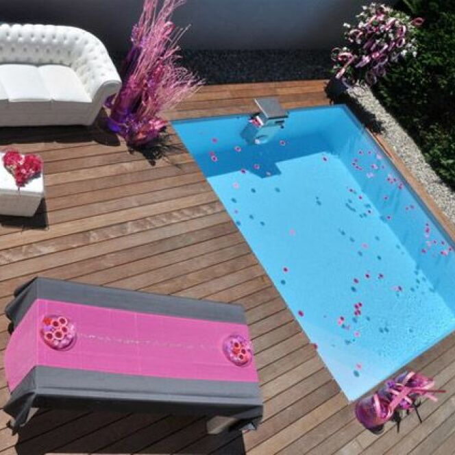 Piscine carrée “Bo“ par Piscinelle avec terrasse en bois aménagée © Piscinelle