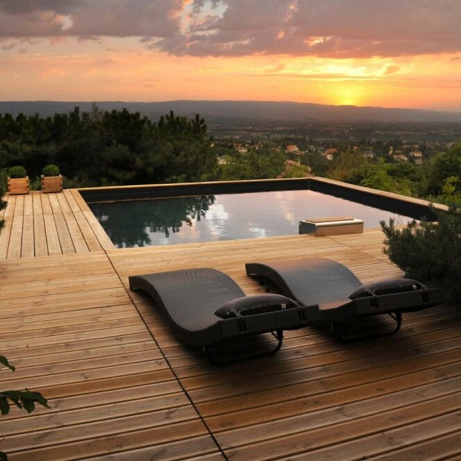 Piscine carrée “Bo“ par Piscinelle. Vue magnifique sur la vallée. © Piscinelle