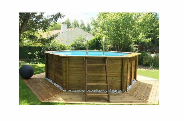 Sublimez votre jardin avec une piscine hors sol en bois, symboles de luxe naturel et d'élégance intemporelle.