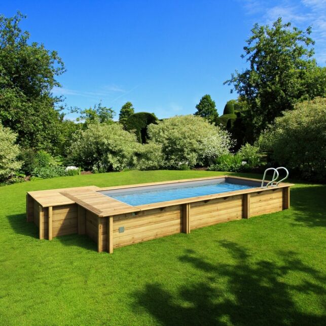 Une piscine bois urbaine avec volet intégré