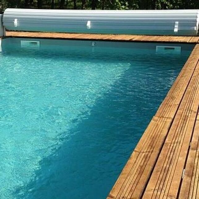 Une piscine bois rectangulaire équipée d'un volet