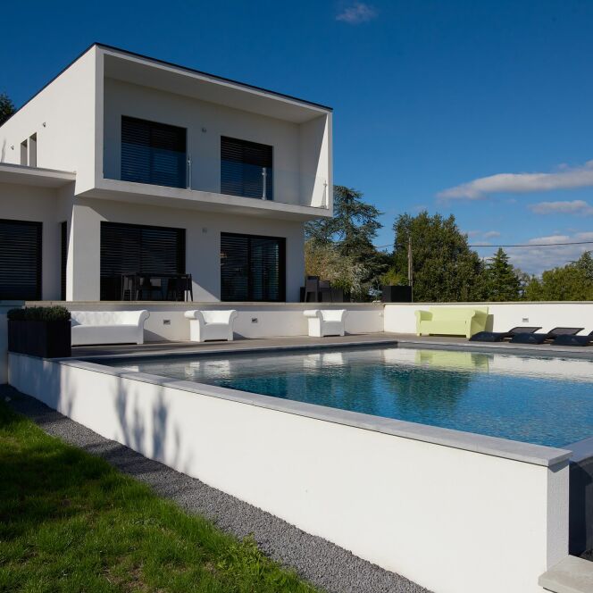 Piscine carrée à débordement Carré Bleu © Carré Bleu : Mikado Piscines à Villars (42) Photographe : François Deladerrière