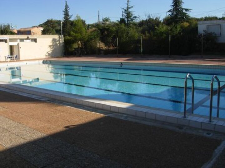 Piscine Chateau Gombert - La Baronne à Marseille Piscine Chateau Gombert - La Baronne à Marseille