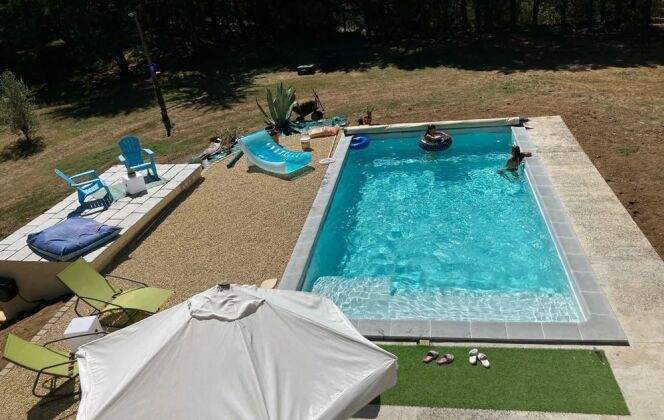 Cette piscine coque de 8 m par 4 est équipée d'un escalier avec un bain de soleil intégré. © Distripool