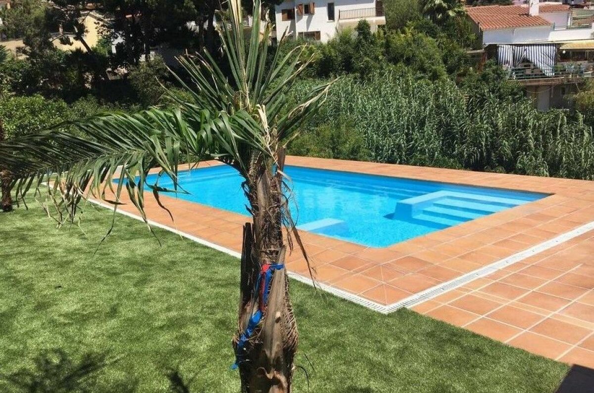 Comparatif des piscines coque 8x4 2025 : comment bien choisir&nbsp;?
