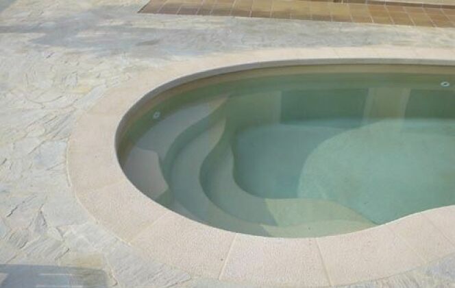Cette piscine coque en forme de haricot offre une belle surface de nage. © Graff Pool Line