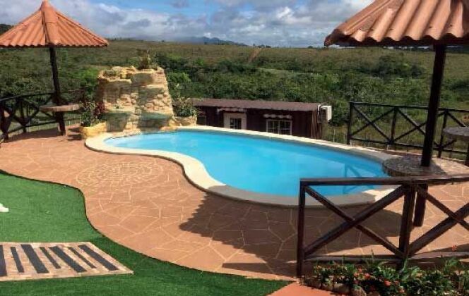 La piscine coque Pompei créé une oasis rafraichissante dans le jardin. © Distripool