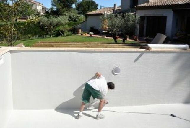 Rénovation par ponçage d'une piscine coque avec osmose