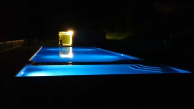 Le piscine d’Azerat éclairée de nuit