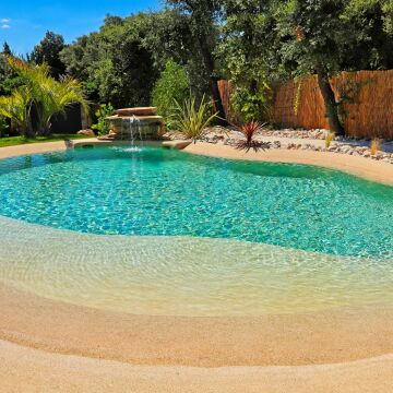 Piscine de forme libre avec plage immergée Diffazur Piscines