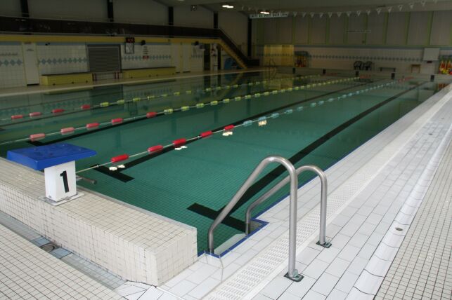 Piscine de Kerhallet à Brest : le bassin de natation et les différentes lignes d'eau.