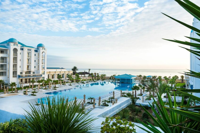 Piscine de l’hôtel Concorde Green Park Palace, en Tunisie, créée avec des mosaïques Ezarri&nbsp;&nbsp;