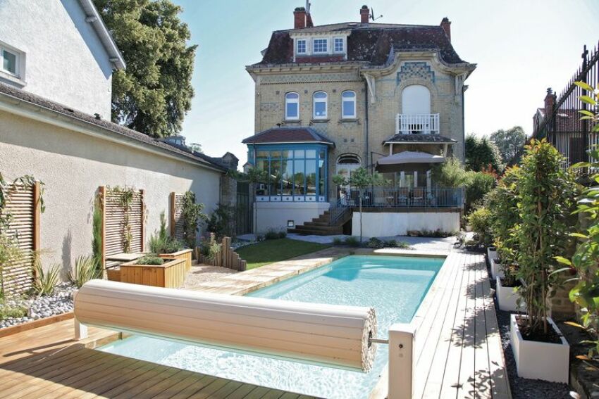 Piscine Desjoyaux de 10 x 3 m avec un liner blanc, une filtration PFI et un volet automatique JD Automatic Cover 