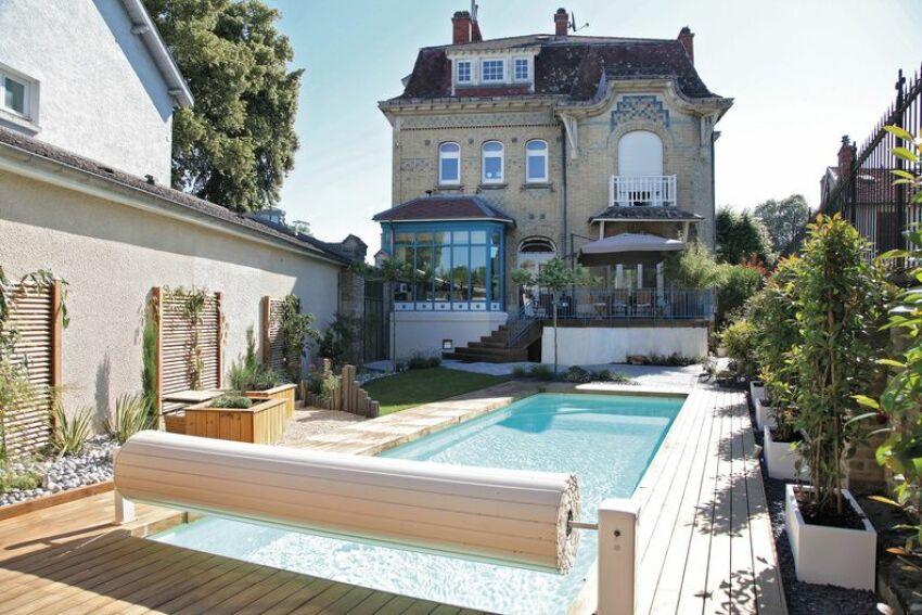 Piscine Desjoyaux de 10 x 3 m avec un liner blanc, une filtration PFI et un volet automatique JD Automatic Cover&nbsp;&nbsp;