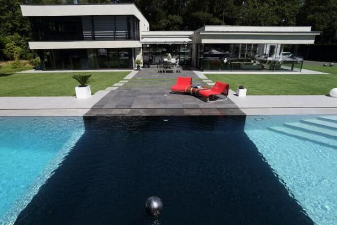 piscine beton noir