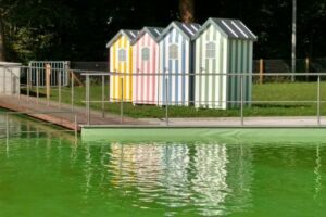 Une piscine publique écologique à Dour en Belgique