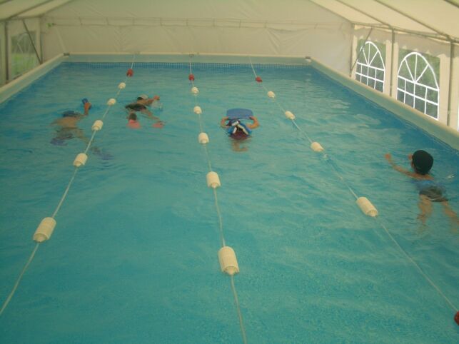 Les leçons de natation à la piscine du maître nageur Laboureyas à Arc et Senans