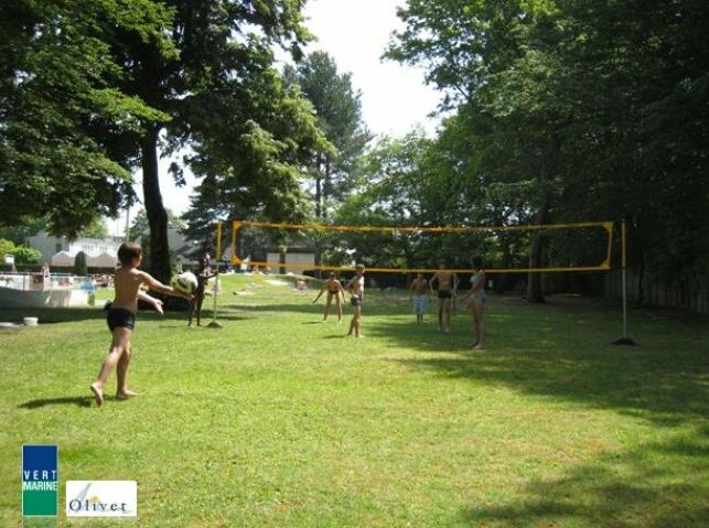 A Olivet, la piscine d'été propose un terrain de volley