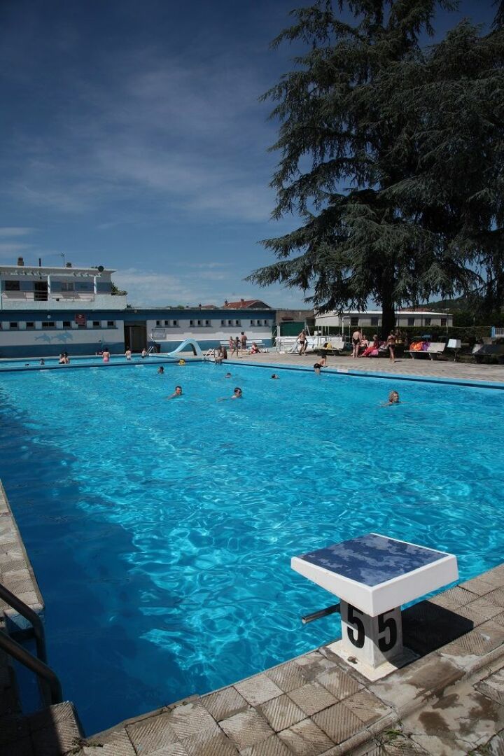 Piscine du Rhodia Club à Salaise sur Sanne Piscine du Rhodia Club à Salaise sur Sanne