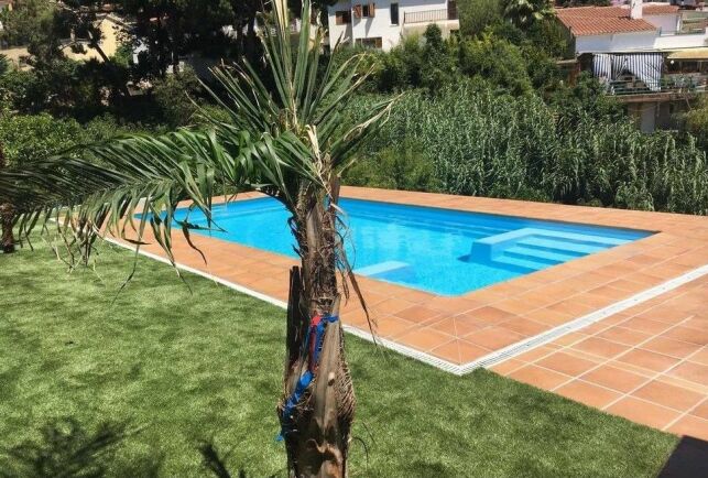 L'escalier très original de cette piscine créé un espace de relaxation protégé.