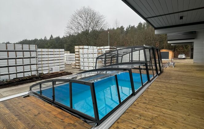 Piscine enterrée installée sous un abri © ALTANKA