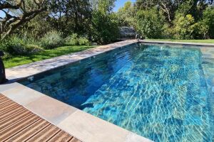 Piscine enterrée réalisée par Nuances de Bleu - Nîmes