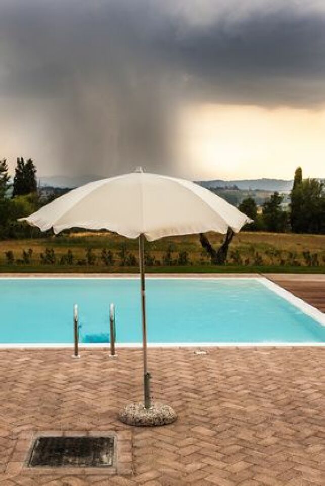 En cas d'orage mieux vaut éviter d'utiliser sa piscine.