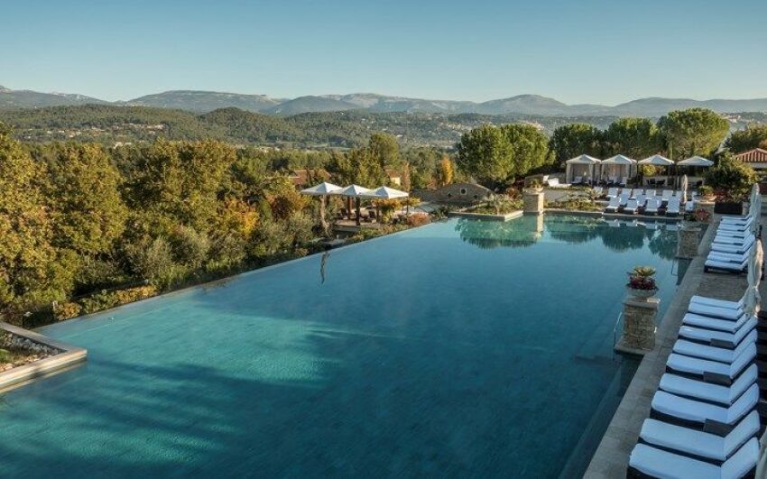 Piscine extérieure à débordement de l'Hôtel Terre Blanche&nbsp;&nbsp;