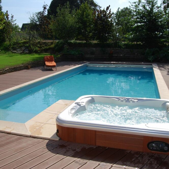 Piscine extérieure accompagnée de son spa pour de moments de détente et de bien-être © L'Esprit piscine