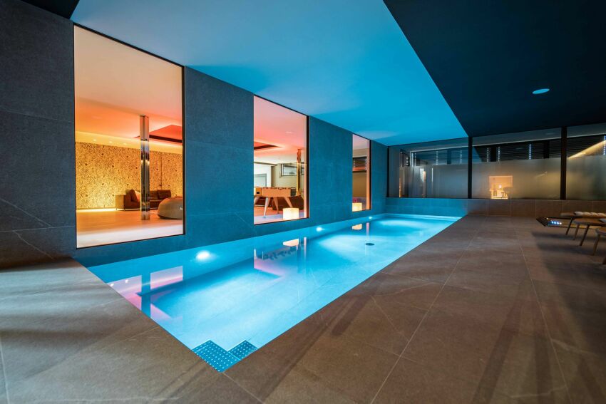 Piscine familiale intérieure, par Carré Bleu Fully / Genève (Suisse)&nbsp;&nbsp;