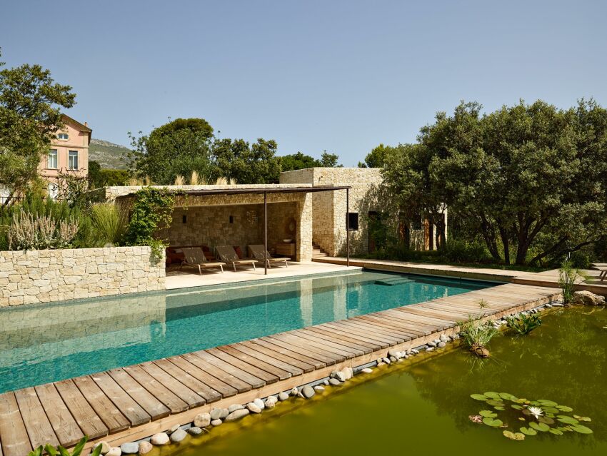 Piscine familiale paysagée, Carré Bleu Aix-en-Provence (13). Concepteur paysagiste : Hervé Der Sahakian&nbsp;&nbsp;