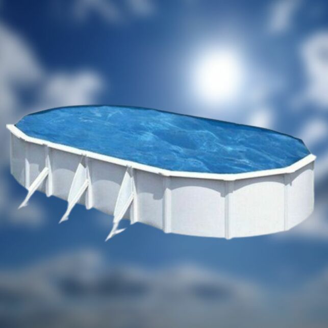 Rafraichissez-vous sereinement avec cette piscine ovale exceptionnelle !