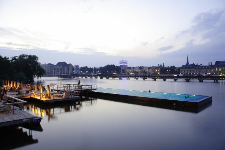 Piscine flottante à Berlin : le Badeschiff Piscine flottante à Berlin : le Badeschiff