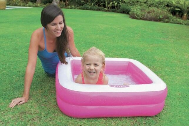 La piscine gonflable Givrée est un bassin carré et adapté aux plus petits.