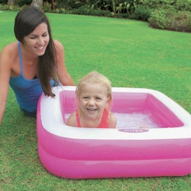 La piscine gonflable Givrée est un bassin carré et adapté aux plus petits. © INTEX