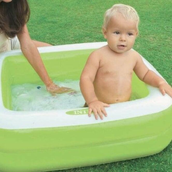 La piscinette pour bébé Givrée existe en 2 coloris différents. © INTEX