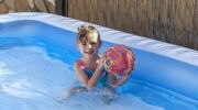 Une piscine gonflable rectangulaire : facile à installer pour se baigner rapidement