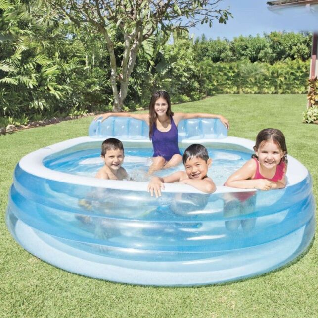 La petite piscine ronde "Aqua Lounge" permet de se détendre dans l'eau.