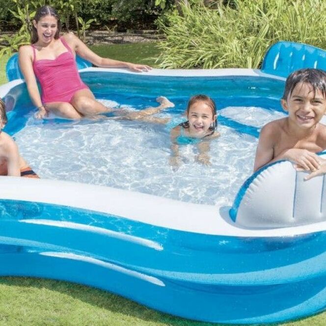 La piscine gonflable Intex 4 sièges offre un moment de détente dans l'eau. © INTEX