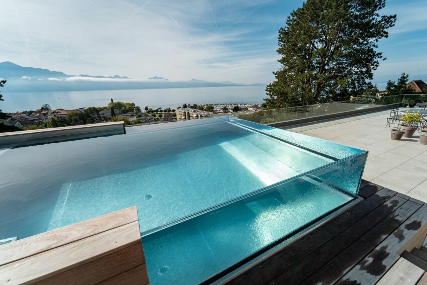 Piscine inox et verre, par Carré Bleu Fully / Genève (Suisse)&nbsp;&nbsp;