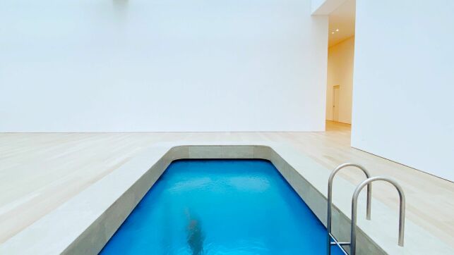 Créez un espace bien-être chez soi avec piscine intérieure, spa et sauna.
