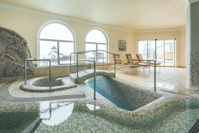 Piscine intérieure de l'Hôtel Seehof (Tyrol, Autriche), revêtue de mosaïques Ezarri&nbsp;&nbsp;